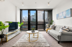 Cozy 1 Bedroom Apartment at Marvel Stadium with Rooftop Pool and Gym